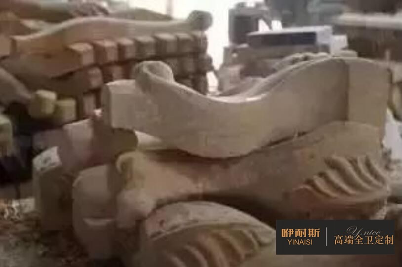 第六步：鑼機：以模具為原型，以刀具進行切削，形成更為完整與流暢的線條，規(guī)定了產(chǎn)品的形狀。