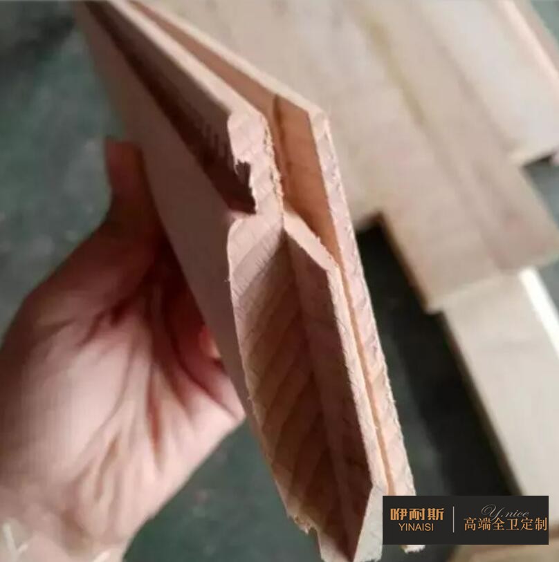 第七步：出榫機。使木塊具備特有的準頭結(jié)構(gòu)制作出一種古典效果，以便木塊之間更為緊密的連接。